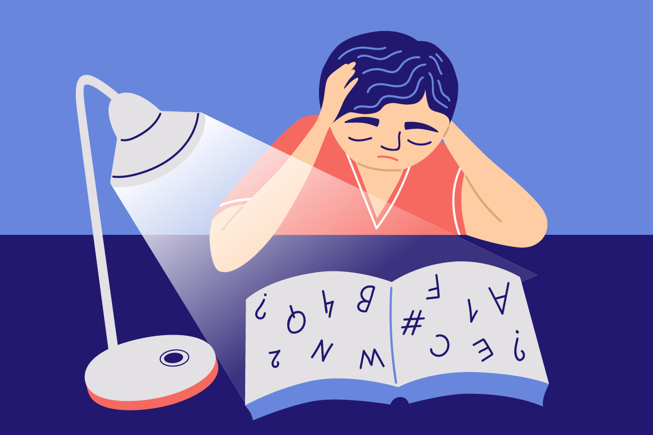 Leichte Sprache: Eine Chance für echte Barrierefreiheit! 1 Eine Person sitzt am Schreibtisch und schlägt die Hände über dem Kopf zusammen. Für der Person liegt ein Buch auf dem Tisch, welches wirre Buchstaben und Zahlen zeigt. Das Buch wird von einer Taschenlampe beleuchtet. Die Person wirkt traurig und wünscht sich Leichte Sprache.