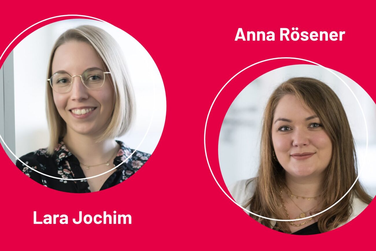 Barrierefreiheit online umsetzen: Tipps und Einblicke aus der Praxis 1 Auf pinkem Hintergrund sind zwei runde Bilder von Lara Jochim und Anna Rösener abgebildet – Beraterinnen für digitale Barrierefreiheit bei Concept-Design Heumann. Über bzw. unter den Bildern stehen die Namen der Frauen.